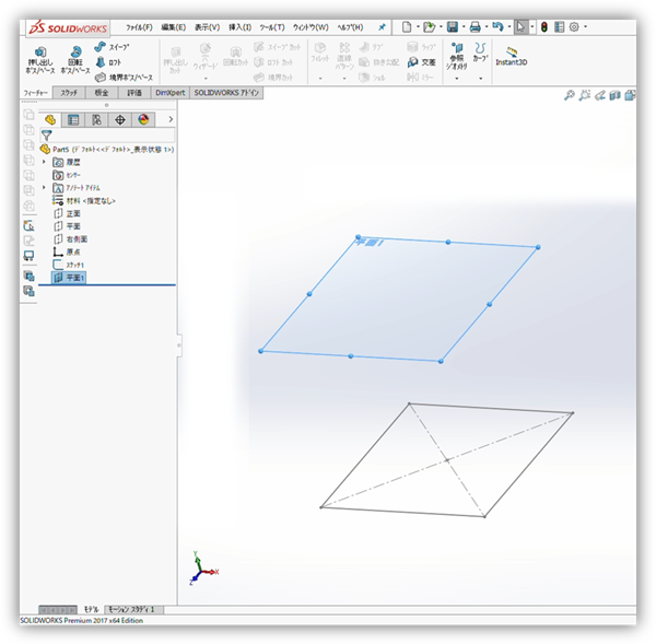 Versetzte Referenzebene in der 3D-Ansicht und im FeatureManager-Baum. Erklärt, dass die Ebene für den Scheitel jetzt im Baum steht. Plane1 schwebt blau über dem Basisquadrat und ist gewählt.